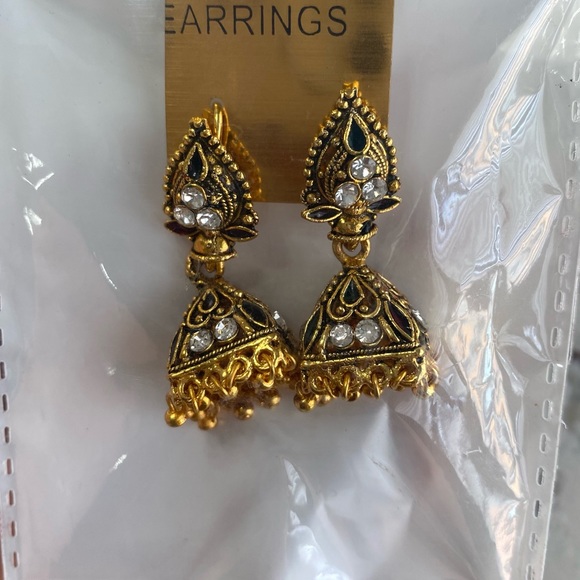 Black and Good Earrings - Picture 2 of 2